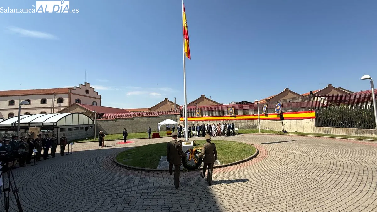 Inauguración de un mástil con la enseña nacional y un monolito en homenaje a los caídos por España. Foto T. S.