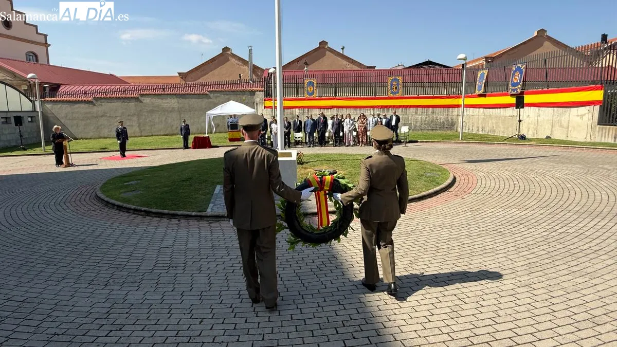 Inauguración de un mástil con la enseña nacional y un monolito en homenaje a los caídos por España. Foto T. S.