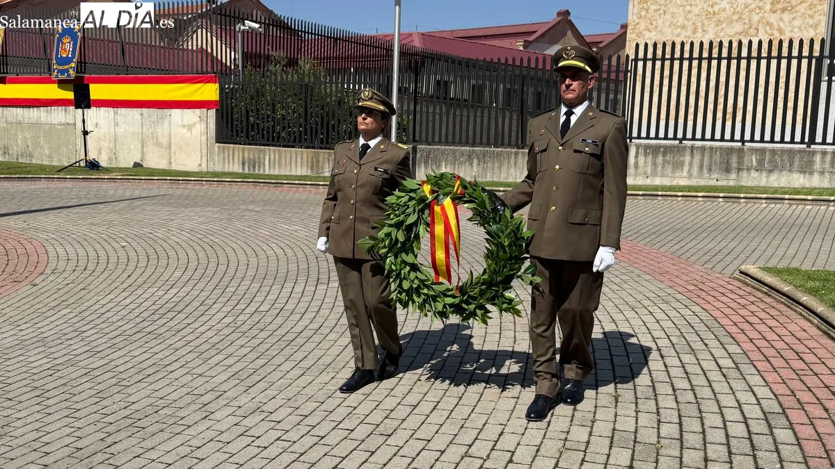 Inauguración de un mástil con la enseña nacional y un monolito en homenaje a los caídos por España. Foto T. S.