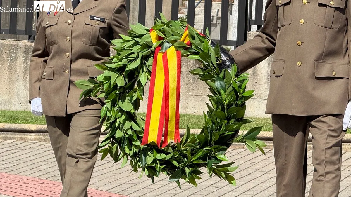 Inauguración de un mástil con la enseña nacional y un monolito en homenaje a los caídos por España. Foto T. S.