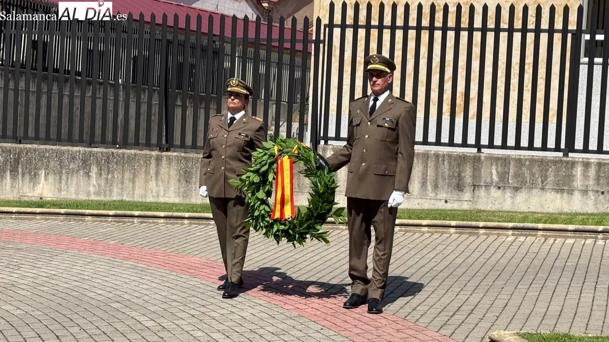 Inauguración de un mástil con la enseña nacional y un monolito en homenaje a los caídos por España. Foto T. S.