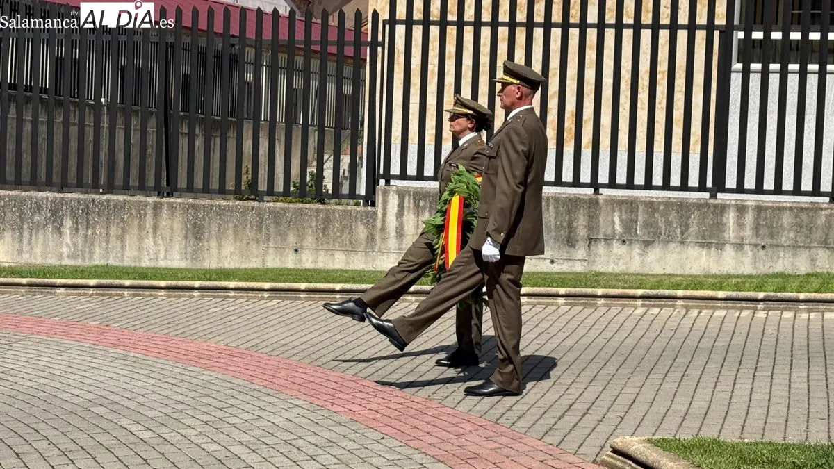 Inauguración de un mástil con la enseña nacional y un monolito en homenaje a los caídos por España. Foto T. S.