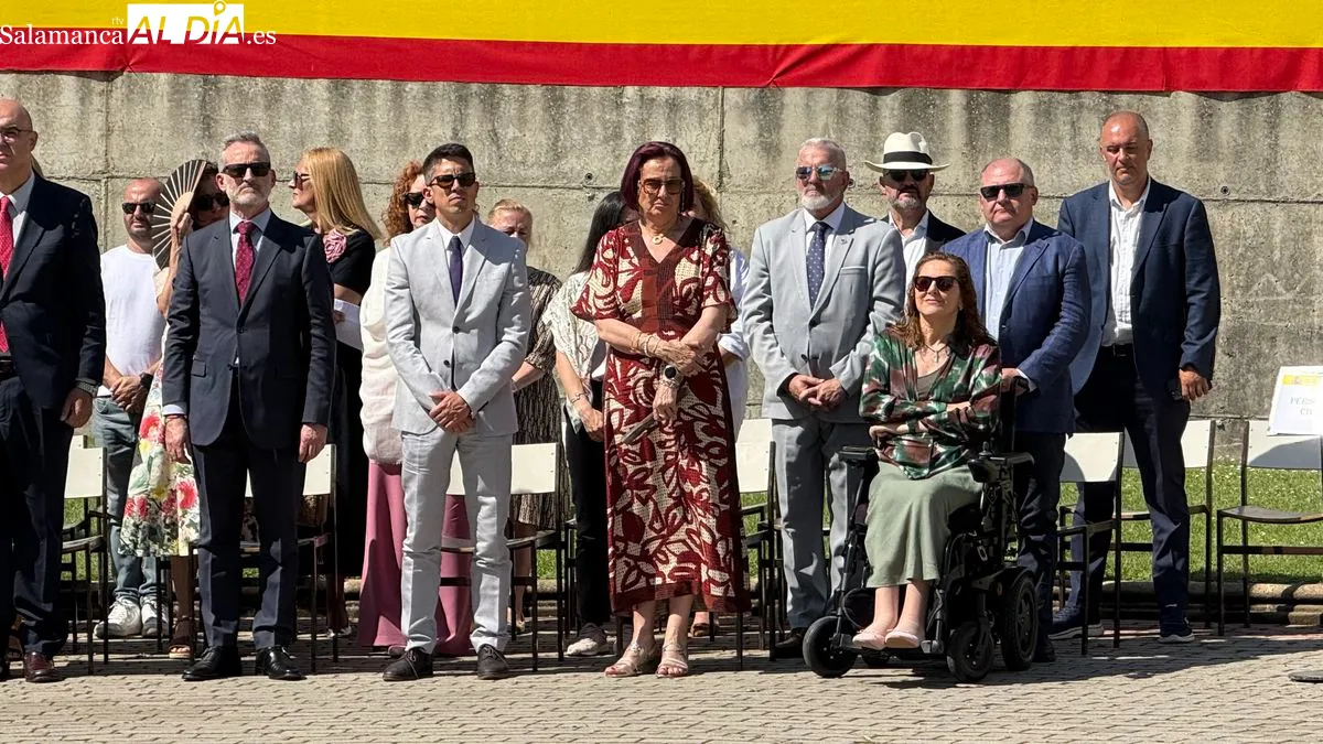 Inauguración de un mástil con la enseña nacional y un monolito en homenaje a los caídos por España. Foto T. S.