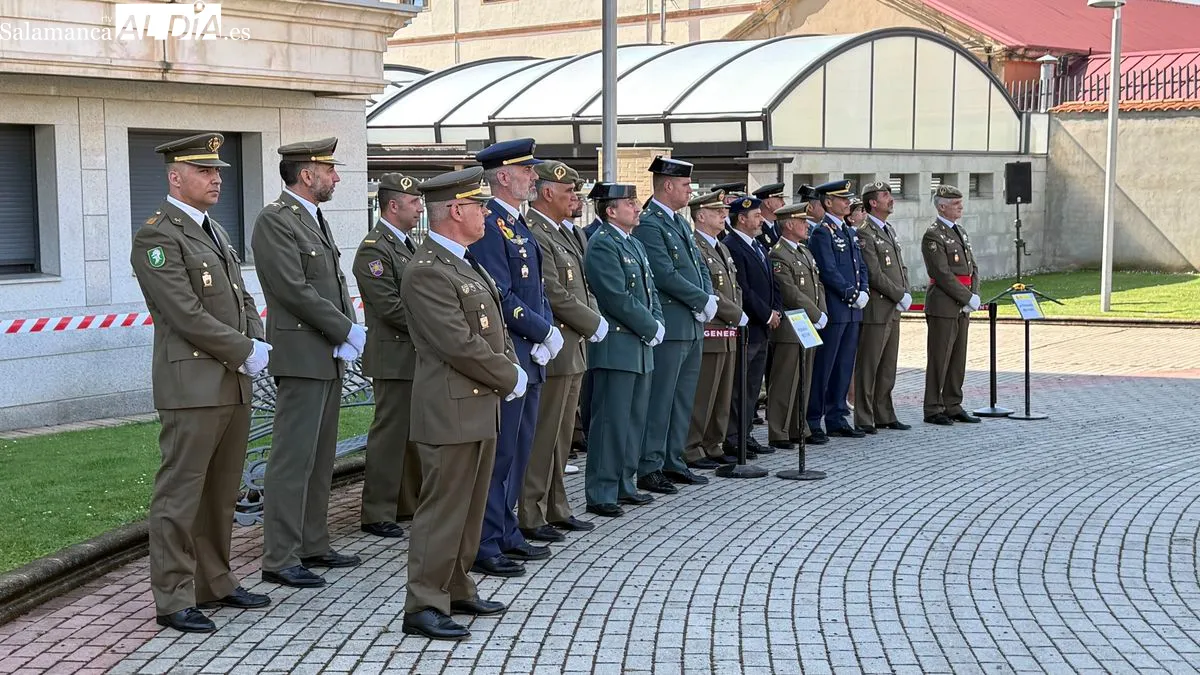 Inauguración de un mástil con la enseña nacional y un monolito en homenaje a los caídos por España. Foto T. S.