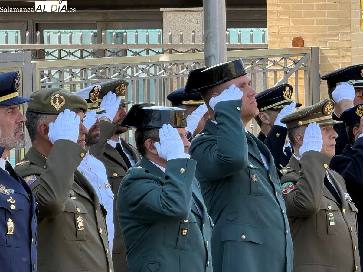 Inauguración de un mástil con la enseña nacional y un monolito en homenaje a los caídos por España. Foto T. S.