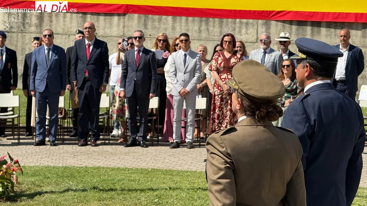 Inauguración de un mástil con la enseña nacional y un monolito en homenaje a los caídos por España. Foto T. S.