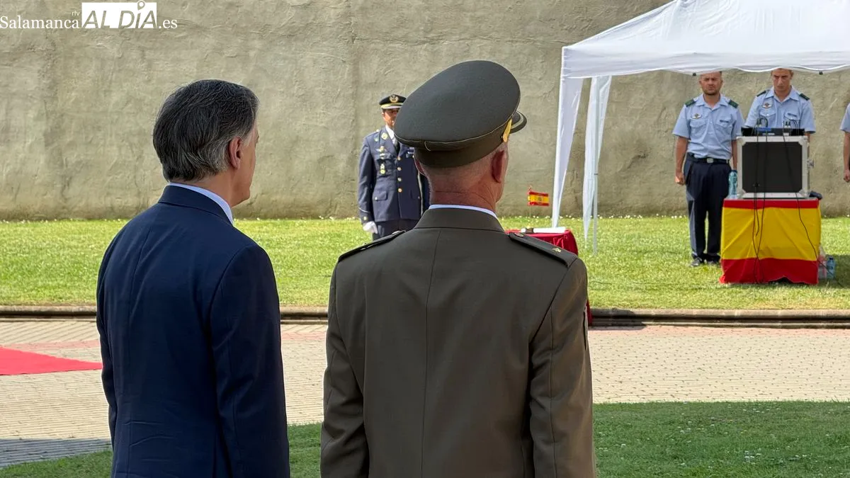 Inauguración de un mástil con la enseña nacional y un monolito en homenaje a los caídos por España. Foto T. S.