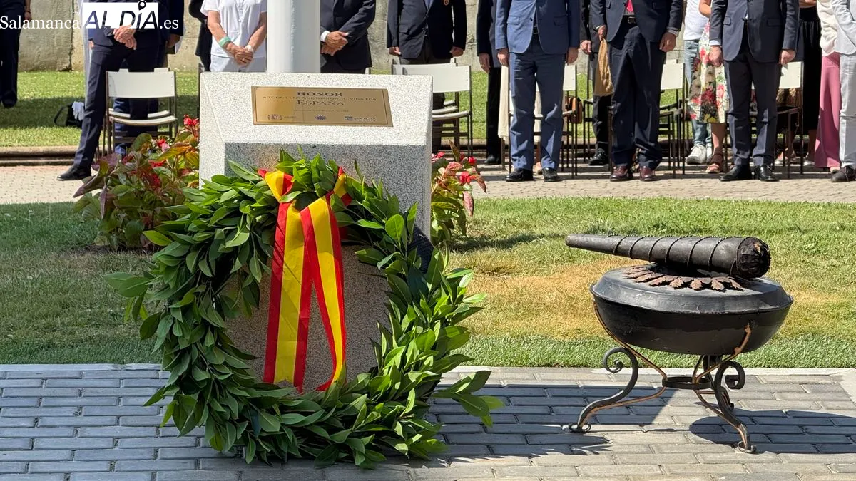 Inauguración de un mástil con la enseña nacional y un monolito en homenaje a los caídos por España. Foto T. S.