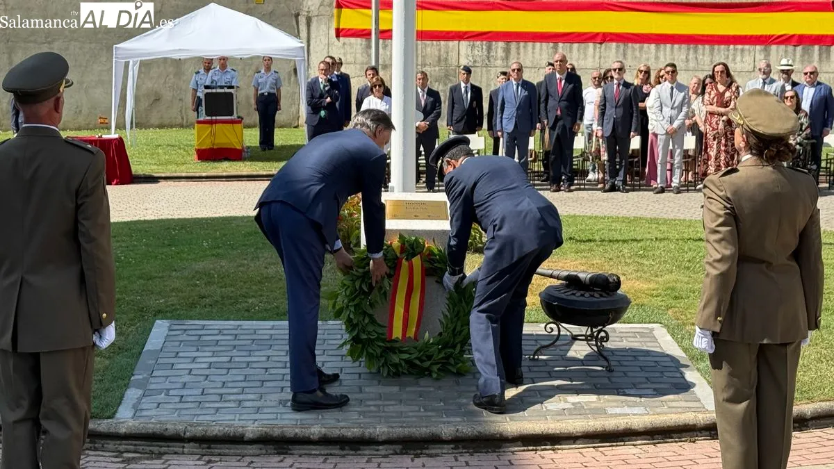 Inauguración de un mástil con la enseña nacional y un monolito en homenaje a los caídos por España. Foto T. S.