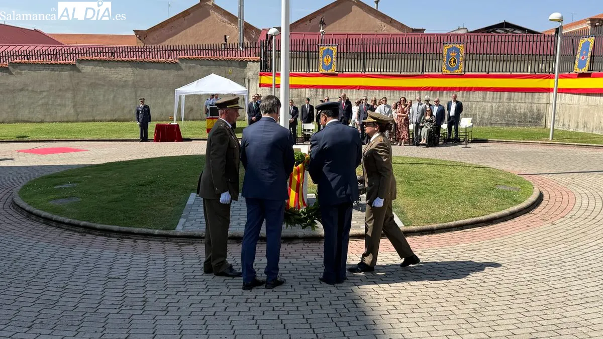 Inauguración de un mástil con la enseña nacional y un monolito en homenaje a los caídos por España. Foto T. S.