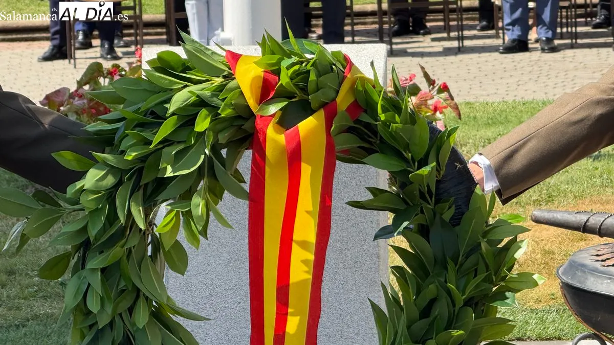 Inauguración de un mástil con la enseña nacional y un monolito en homenaje a los caídos por España. Foto T. S.