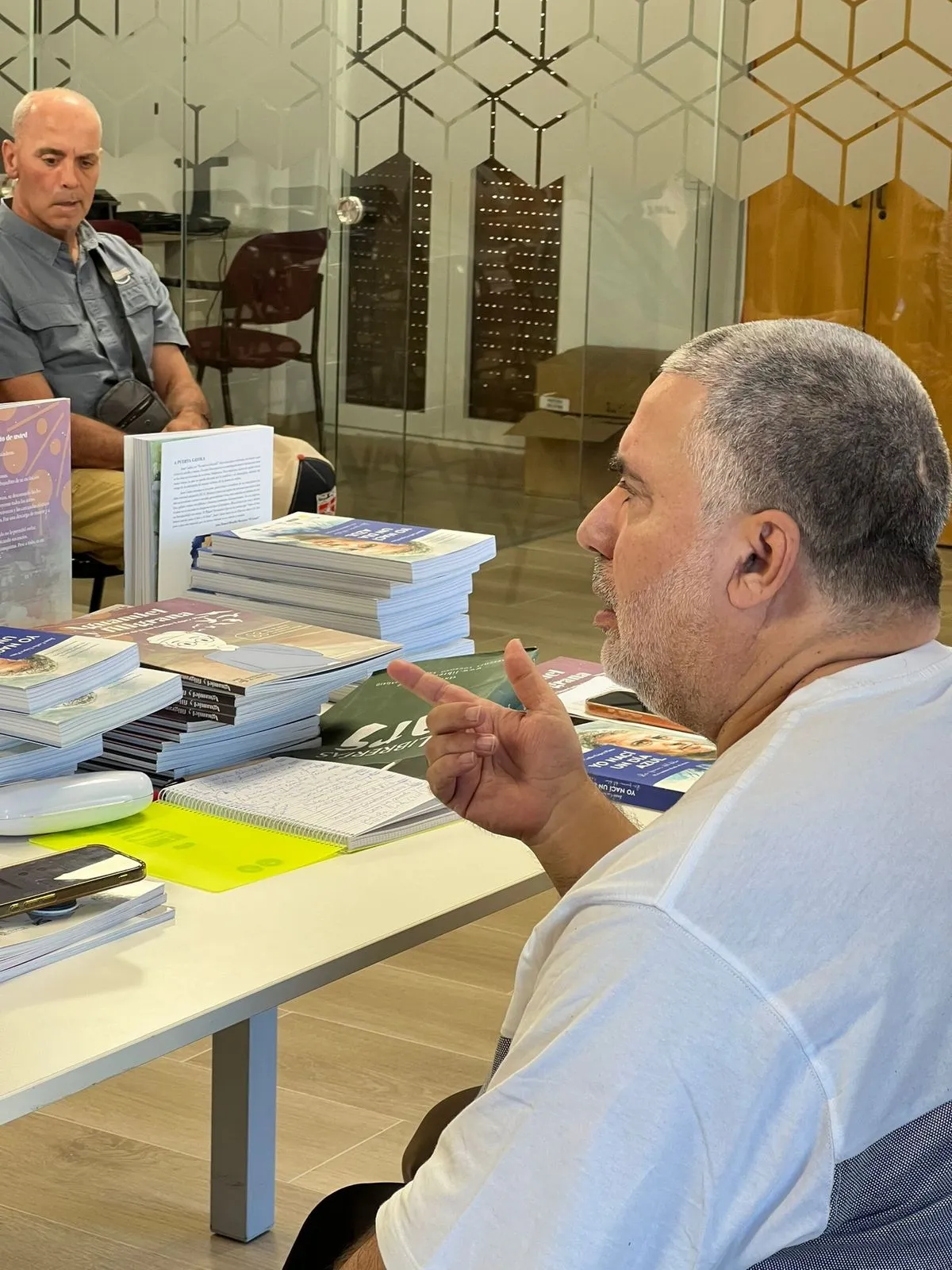 Presentación en La Vellés de Yo nací un día azul, obra de carácter autobiográfico, que plasma la experiencia de su autor, el escritor y periodista Juan Carlos López, tras sufrir un ictus hemorrágico severo 