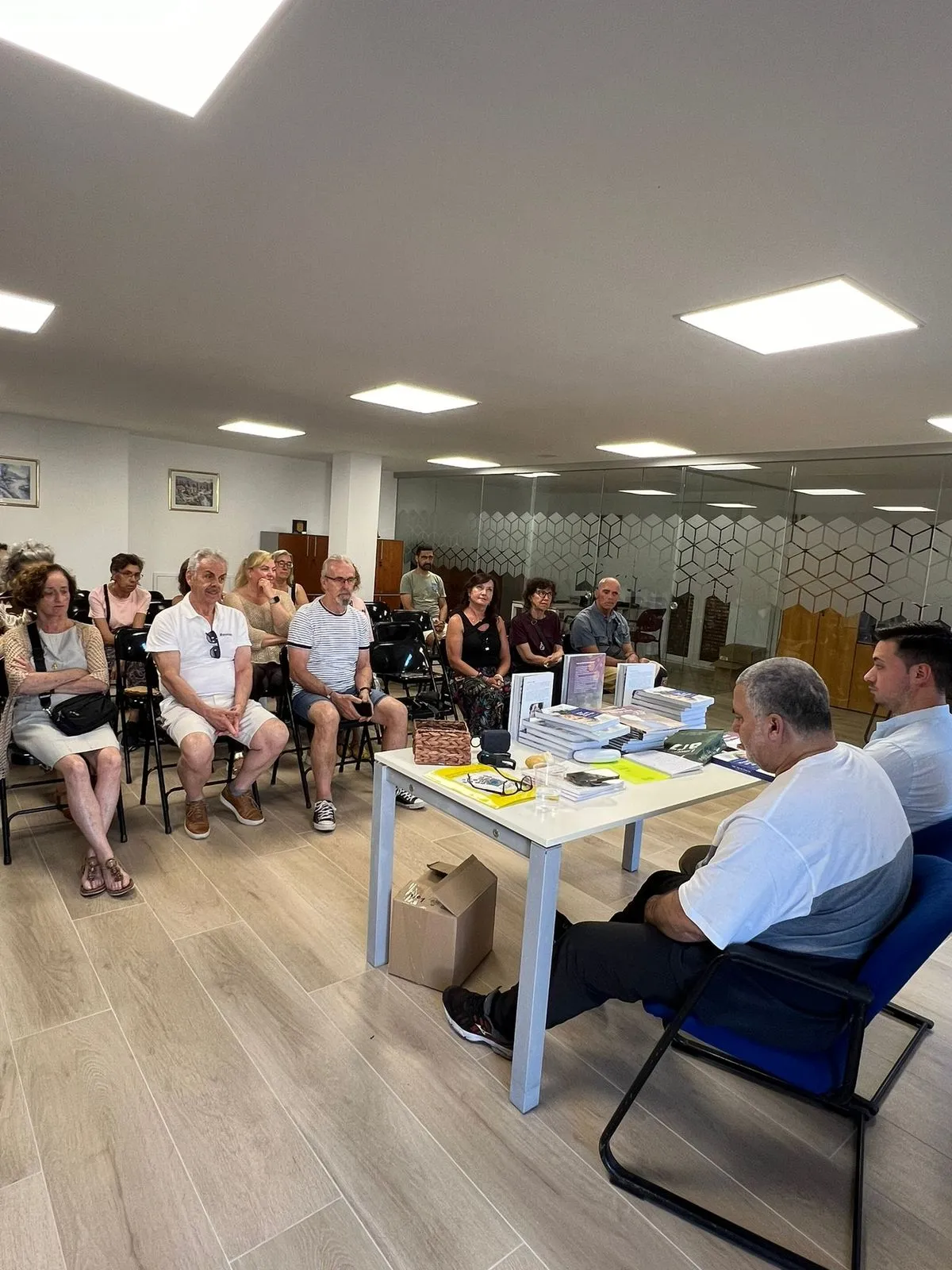 Presentación en La Vellés de Yo nací un día azul, obra de carácter autobiográfico, que plasma la experiencia de su autor, el escritor y periodista Juan Carlos López, tras sufrir un ictus hemorrágico severo 