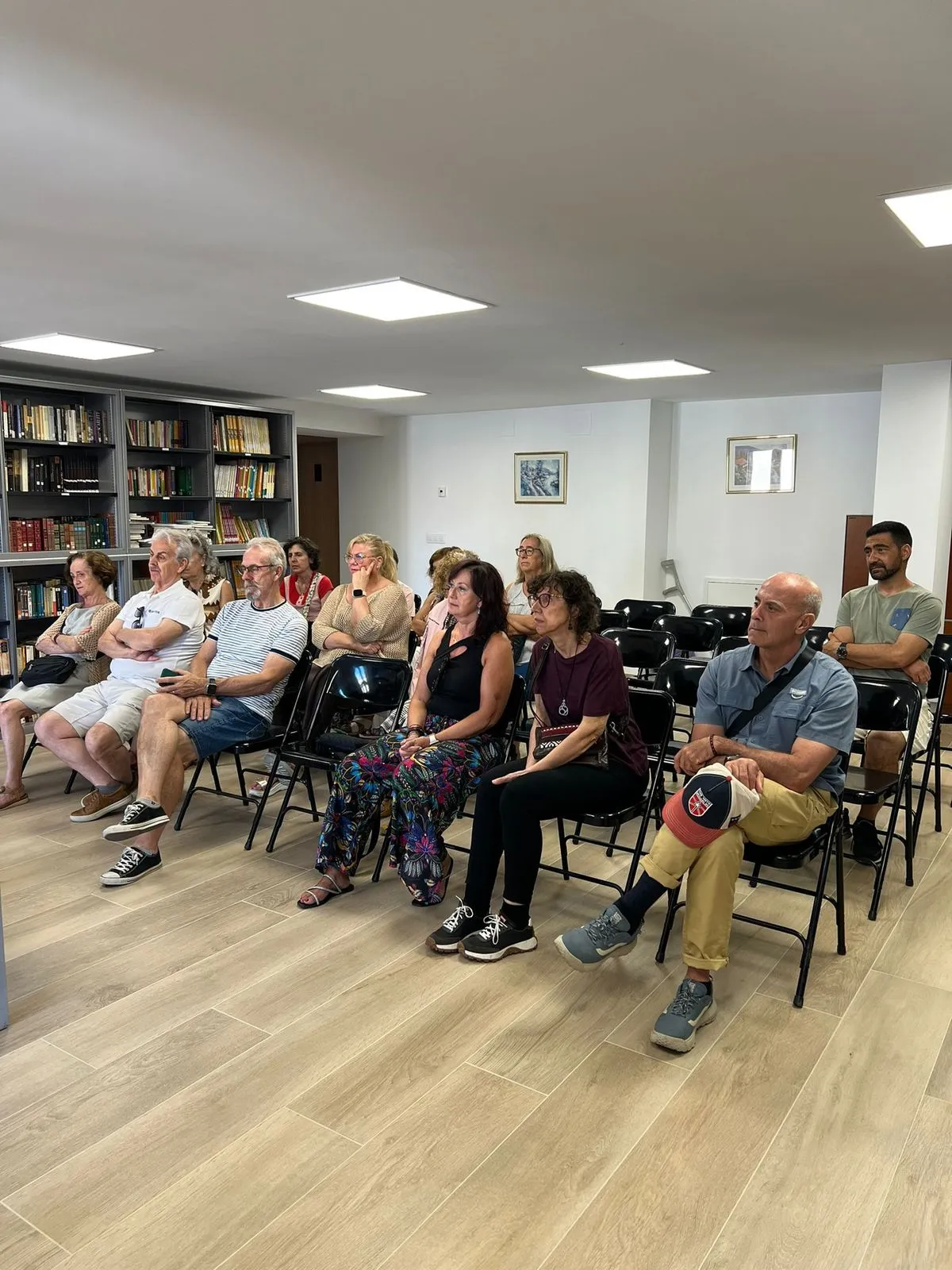 Presentación en La Vellés de Yo nací un día azul, obra de carácter autobiográfico, que plasma la experiencia de su autor, el escritor y periodista Juan Carlos López, tras sufrir un ictus hemorrágico severo 