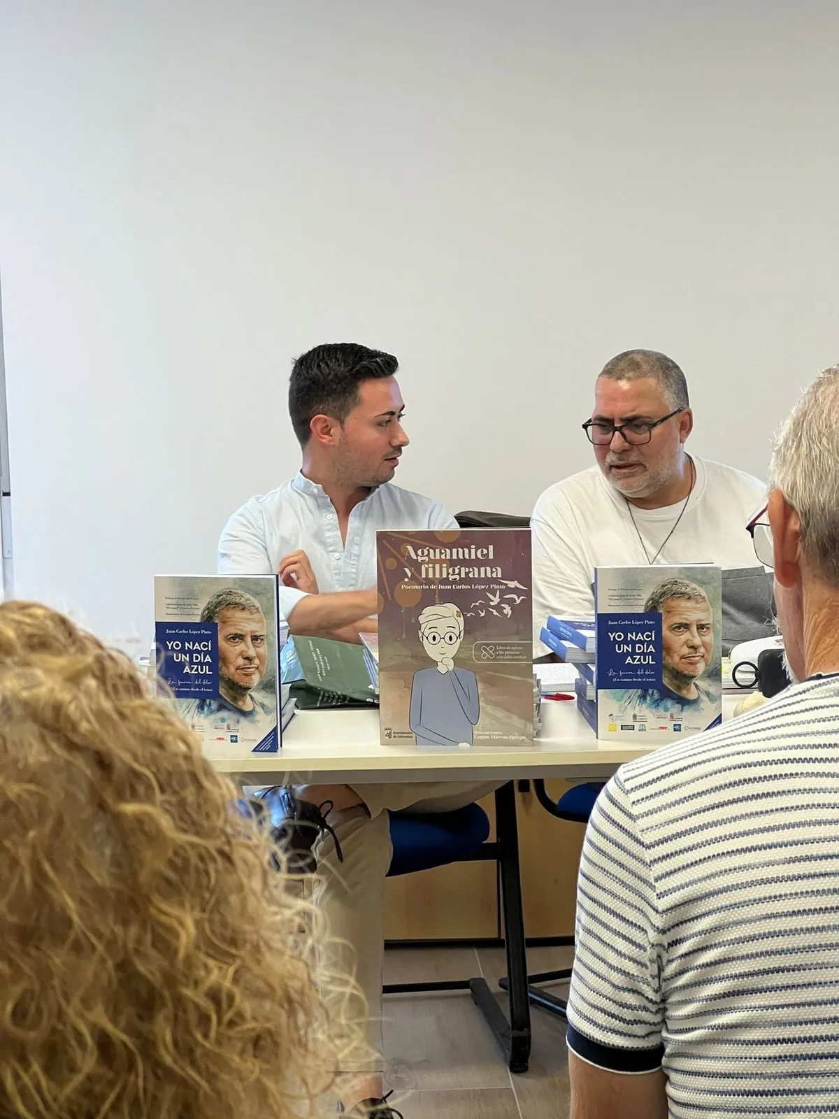Presentación en La Vellés de Yo nací un día azul, obra de carácter autobiográfico, que plasma la experiencia de su autor, el escritor y periodista Juan Carlos López, tras sufrir un ictus hemorrágico severo 