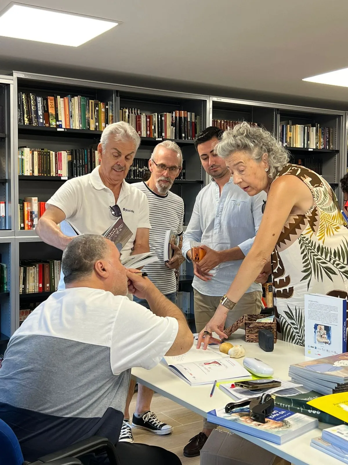 Presentación en La Vellés de Yo nací un día azul, obra de carácter autobiográfico, que plasma la experiencia de su autor, el escritor y periodista Juan Carlos López, tras sufrir un ictus hemorrágico severo 