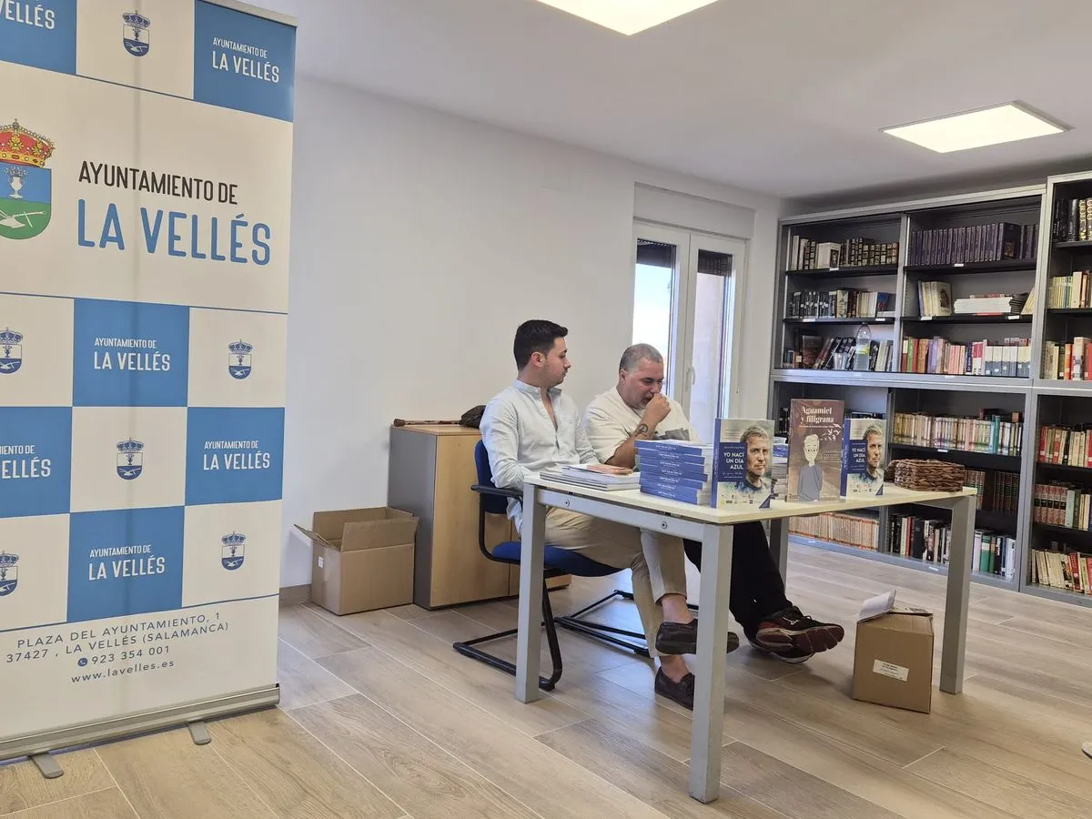 Presentación en La Vellés de Yo nací un día azul, obra de carácter autobiográfico, que plasma la experiencia de su autor, el escritor y periodista Juan Carlos López, tras sufrir un ictus hemorrágico severo 