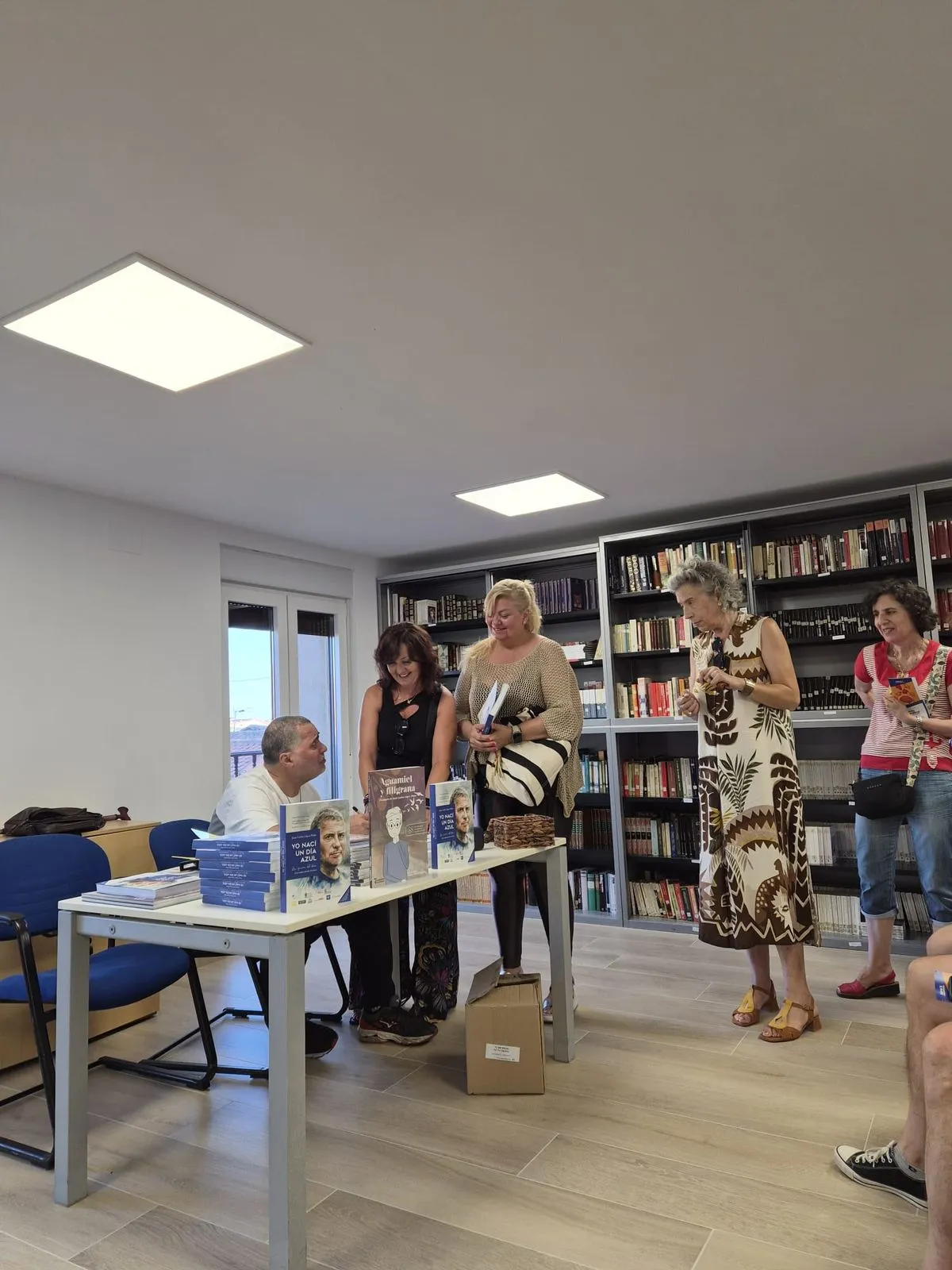 Presentación en La Vellés de Yo nací un día azul, obra de carácter autobiográfico, que plasma la experiencia de su autor, el escritor y periodista Juan Carlos López, tras sufrir un ictus hemorrágico severo 