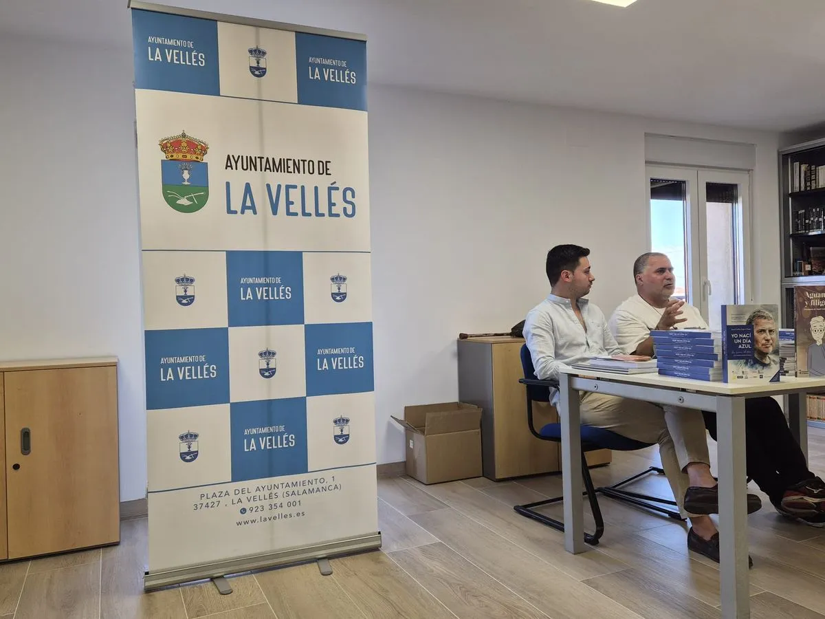 Presentación en La Vellés de Yo nací un día azul, obra de carácter autobiográfico, que plasma la experiencia de su autor, el escritor y periodista Juan Carlos López, tras sufrir un ictus hemorrágico severo 