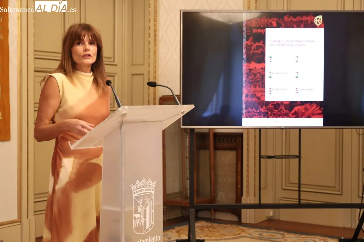 La concejala de Deportes, Almudena Parres, y el vicepresidente de la FBCyL, Fernando Vázquez, en la presentación del Torneo Internacional U18 de baloncesto en Salamanca. Foto de David Sañudo