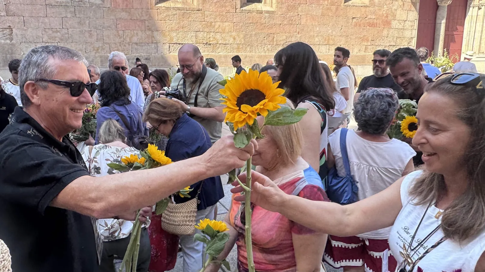 Foto 3 - Salamanca se convierte en un gran jard&iacute;n urbano con el reparto de 5.000 flores
