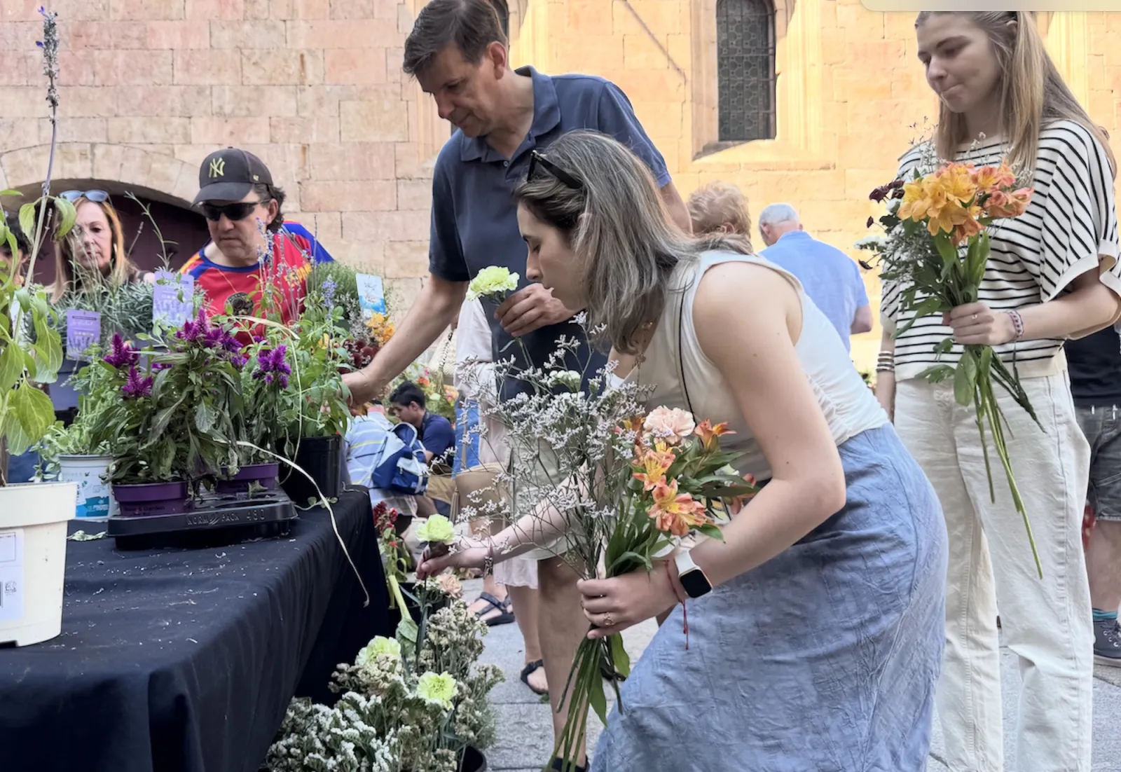 Foto 4 - Salamanca se convierte en un gran jard&iacute;n urbano con el reparto de 5.000 flores