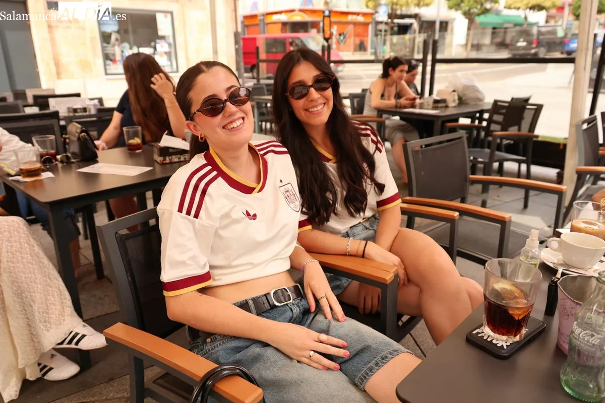 Casi 40 grados y Salamanca se llena para ver en las terrazas el España - Arabia Saudí del Mundial 2026 | FOTOS: David Sañudo