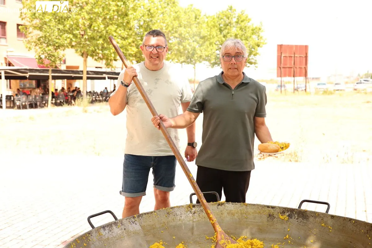 Los vecinos del Teso y el Zurguén disfrutan de una deliciosa paella popular | FOTOS: David Sañudo