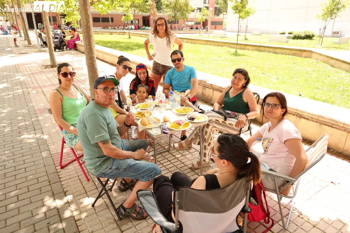 Los vecinos del Teso y el Zurguén disfrutan de una deliciosa paella popular | FOTOS: David Sañudo