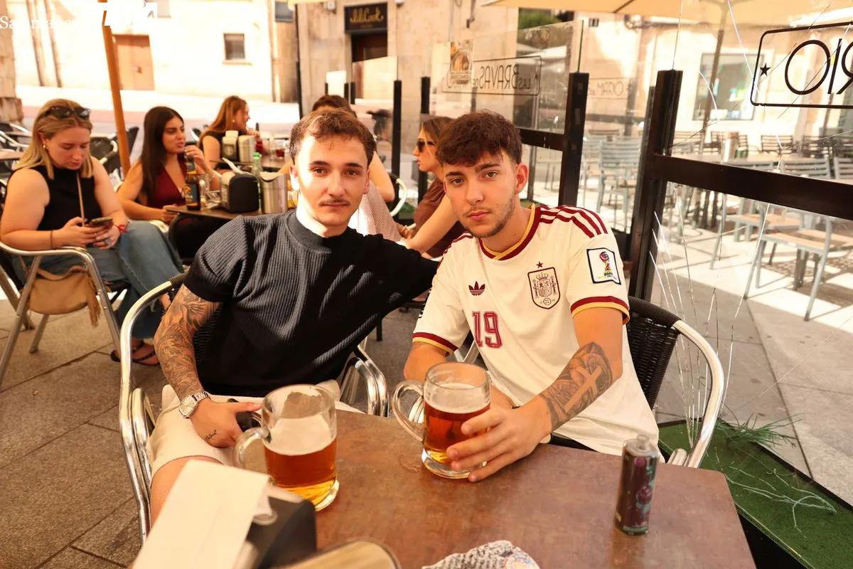 Casi 40 grados y Salamanca se llena para ver en las terrazas el España - Arabia Saudí del Mundial 2026 | FOTOS: David Sañudo