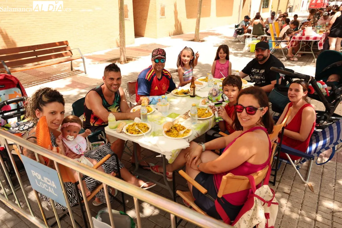Los vecinos del Teso y el Zurguén disfrutan de una deliciosa paella popular | FOTOS: David Sañudo