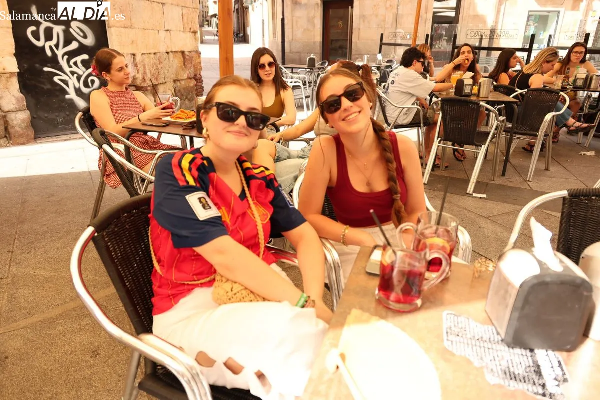 Casi 40 grados y Salamanca se llena para ver en las terrazas el España - Arabia Saudí del Mundial 2026 | FOTOS: David Sañudo