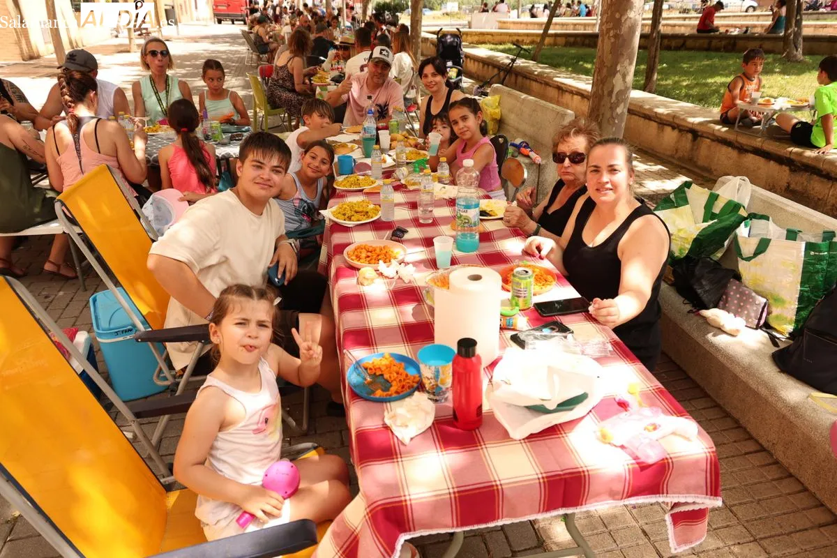 Los vecinos del Teso y el Zurguén disfrutan de una deliciosa paella popular | FOTOS: David Sañudo