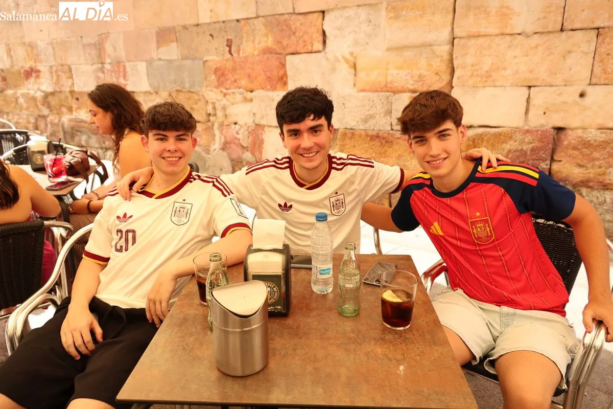 Casi 40 grados y Salamanca se llena para ver en las terrazas el España - Arabia Saudí del Mundial 2026 | FOTOS: David Sañudo