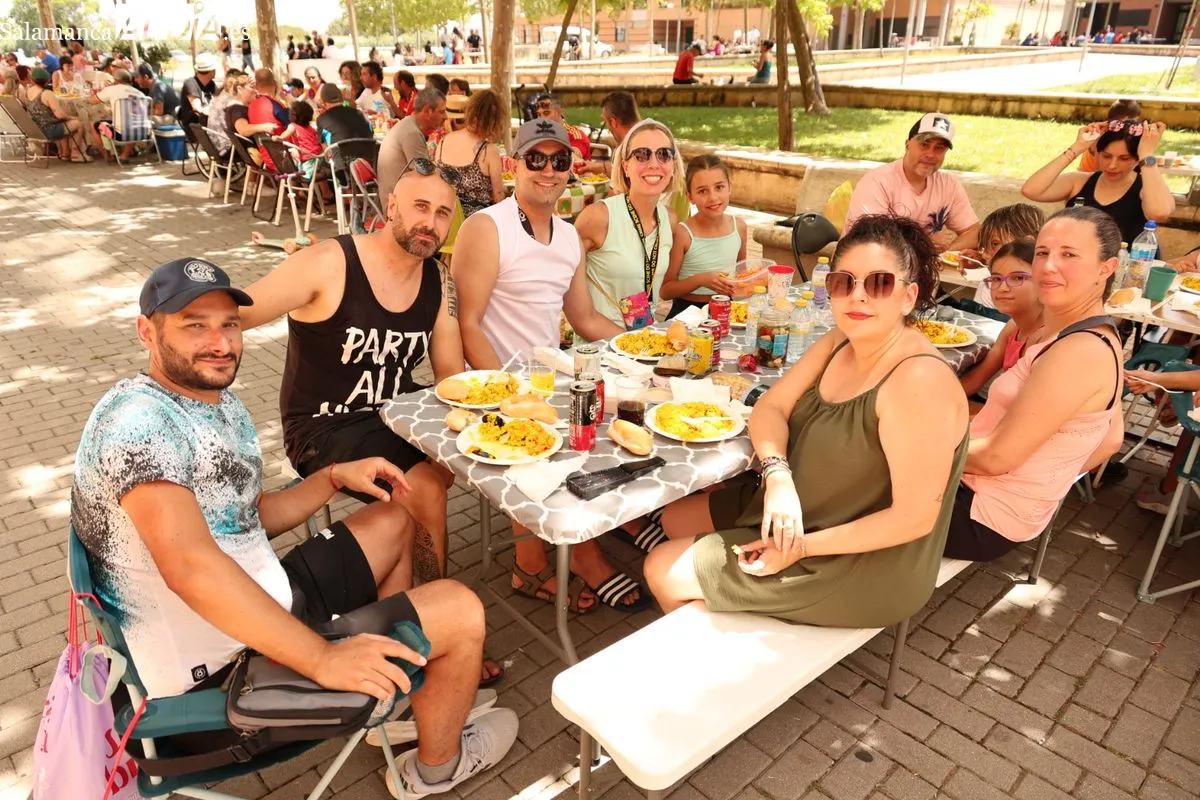 Los vecinos del Teso y el Zurguén disfrutan de una deliciosa paella popular | FOTOS: David Sañudo