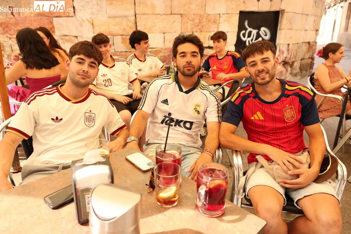Casi 40 grados y Salamanca se llena para ver en las terrazas el España - Arabia Saudí del Mundial 2026 | FOTOS: David Sañudo