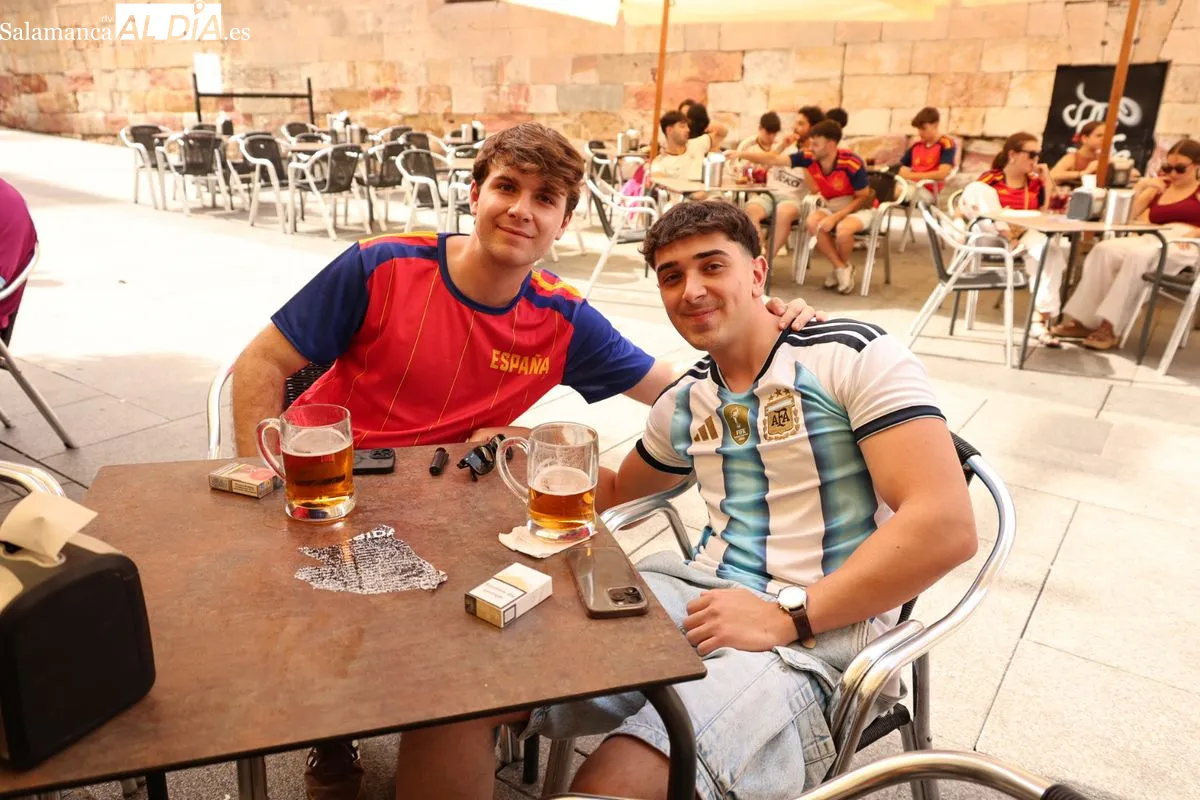 Casi 40 grados y Salamanca se llena para ver en las terrazas el España - Arabia Saudí del Mundial 2026 | FOTOS: David Sañudo