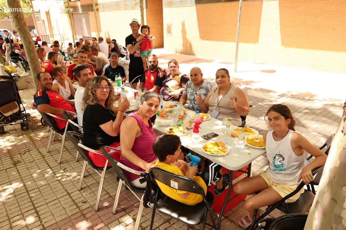 Los vecinos del Teso y el Zurguén disfrutan de una deliciosa paella popular | FOTOS: David Sañudo
