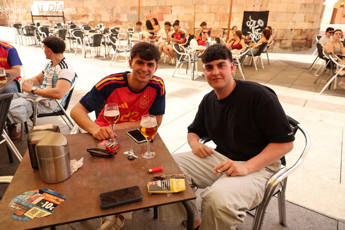 Casi 40 grados y Salamanca se llena para ver en las terrazas el España - Arabia Saudí del Mundial 2026 | FOTOS: David Sañudo