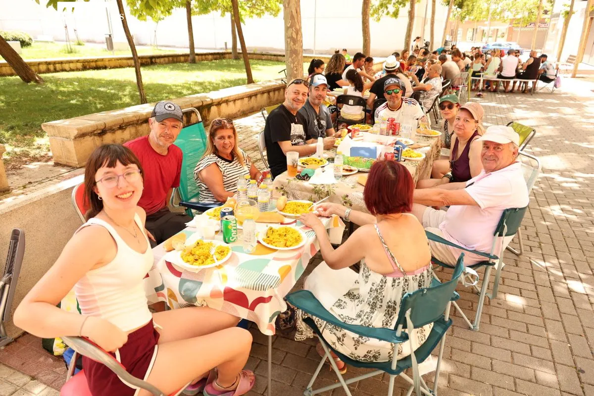 Los vecinos del Teso y el Zurguén disfrutan de una deliciosa paella popular | FOTOS: David Sañudo