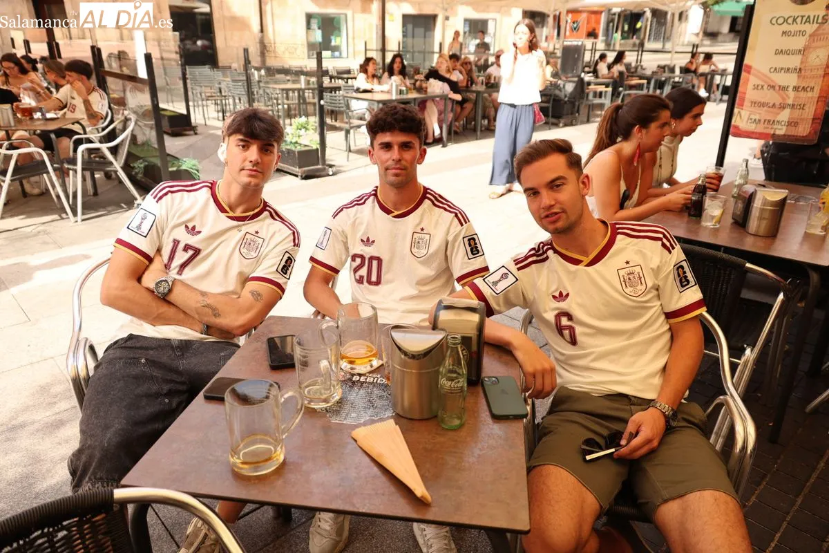 Casi 40 grados y Salamanca se llena para ver en las terrazas el España - Arabia Saudí del Mundial 2026 | FOTOS: David Sañudo