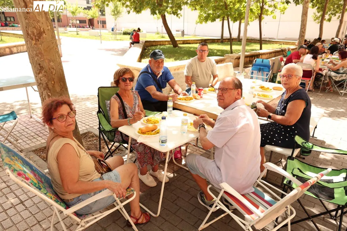 Los vecinos del Teso y el Zurguén disfrutan de una deliciosa paella popular | FOTOS: David Sañudo
