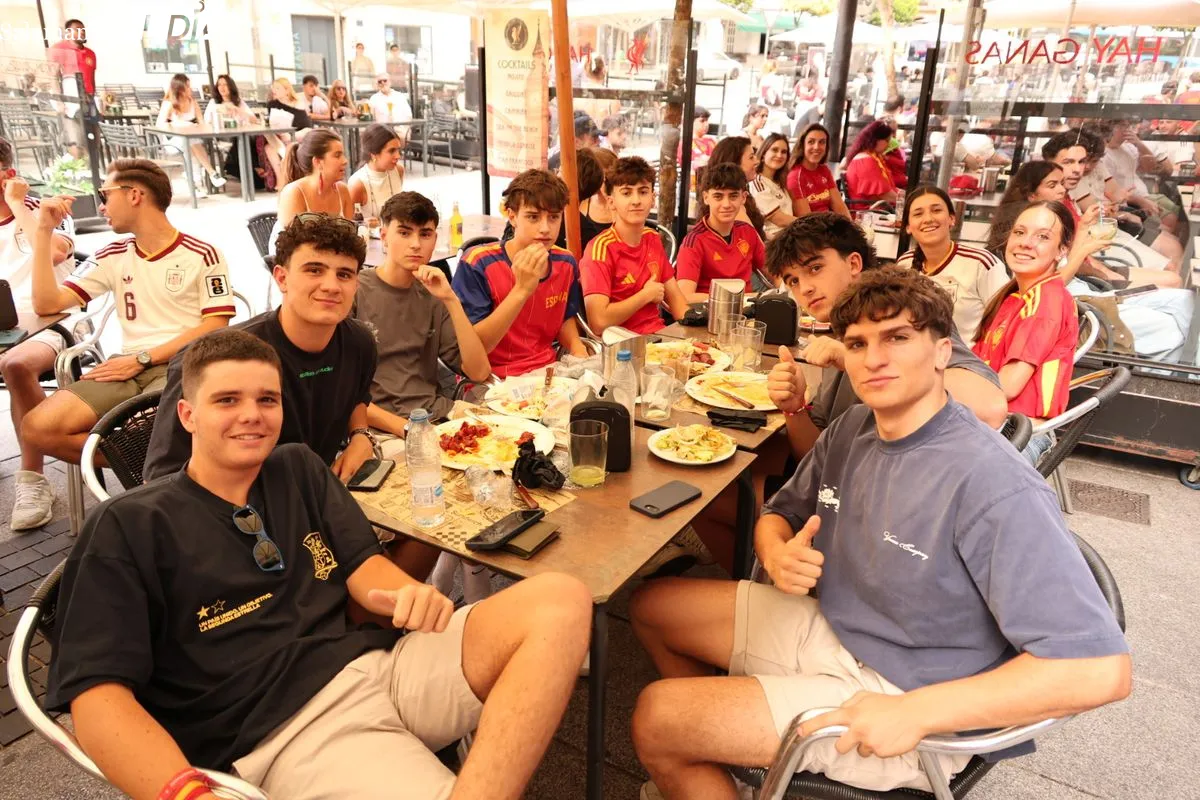 Casi 40 grados y Salamanca se llena para ver en las terrazas el España - Arabia Saudí del Mundial 2026 | FOTOS: David Sañudo