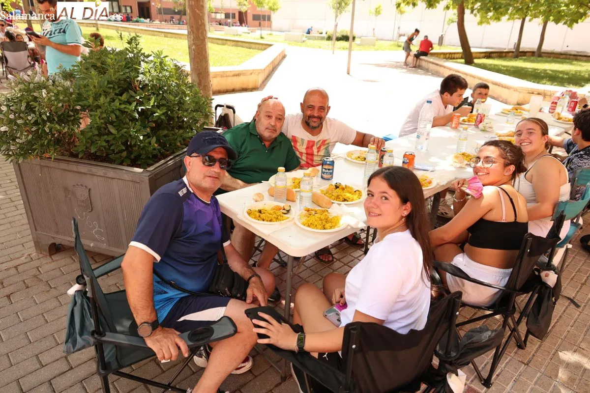 Los vecinos del Teso y el Zurguén disfrutan de una deliciosa paella popular | FOTOS: David Sañudo