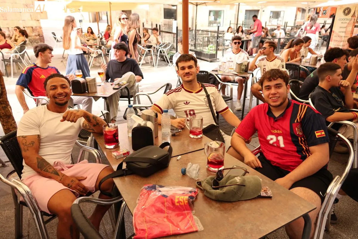 Casi 40 grados y Salamanca se llena para ver en las terrazas el España - Arabia Saudí del Mundial 2026 | FOTOS: David Sañudo