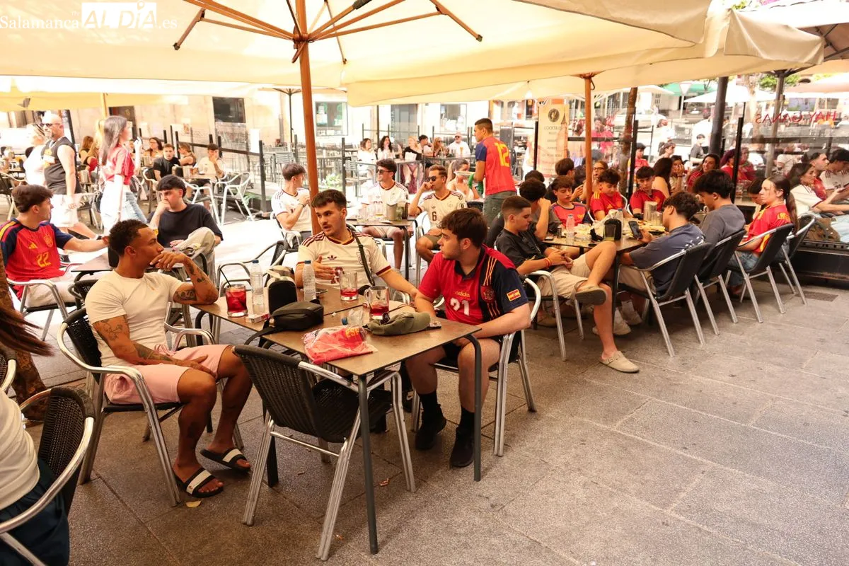 Casi 40 grados y Salamanca se llena para ver en las terrazas el España - Arabia Saudí del Mundial 2026 | FOTOS: David Sañudo