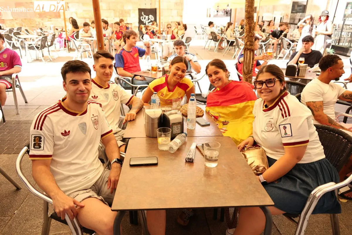 Casi 40 grados y Salamanca se llena para ver en las terrazas el España - Arabia Saudí del Mundial 2026 | FOTOS: David Sañudo