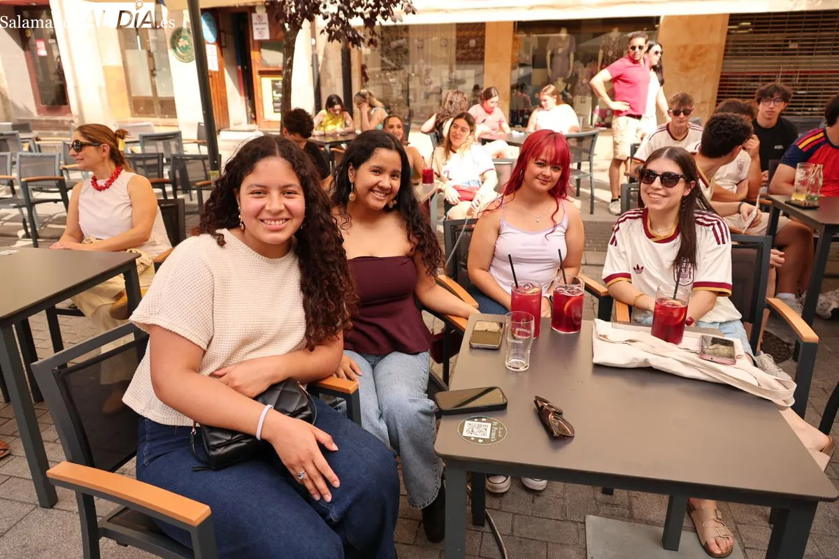 Casi 40 grados y Salamanca se llena para ver en las terrazas el España - Arabia Saudí del Mundial 2026 | FOTOS: David Sañudo