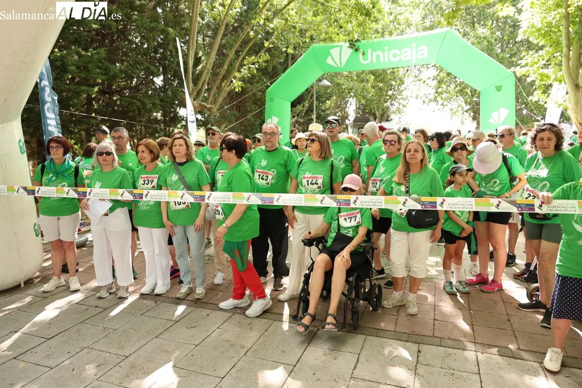 Cientos de personas participan en la marcha solidaria contra el parkinson en Salamanca | FOTOS: David Sañudo