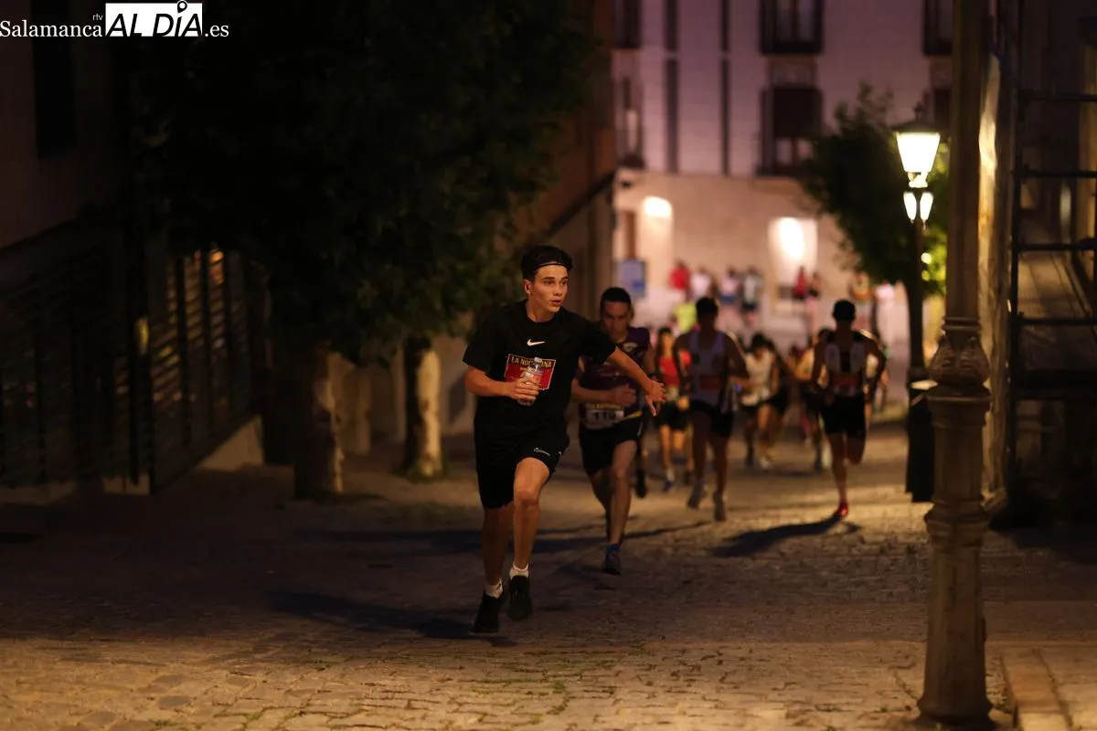 La carrera nocturna Salamanca a Tope reúne a cientos de participantes | FOTOS: David Sañudo